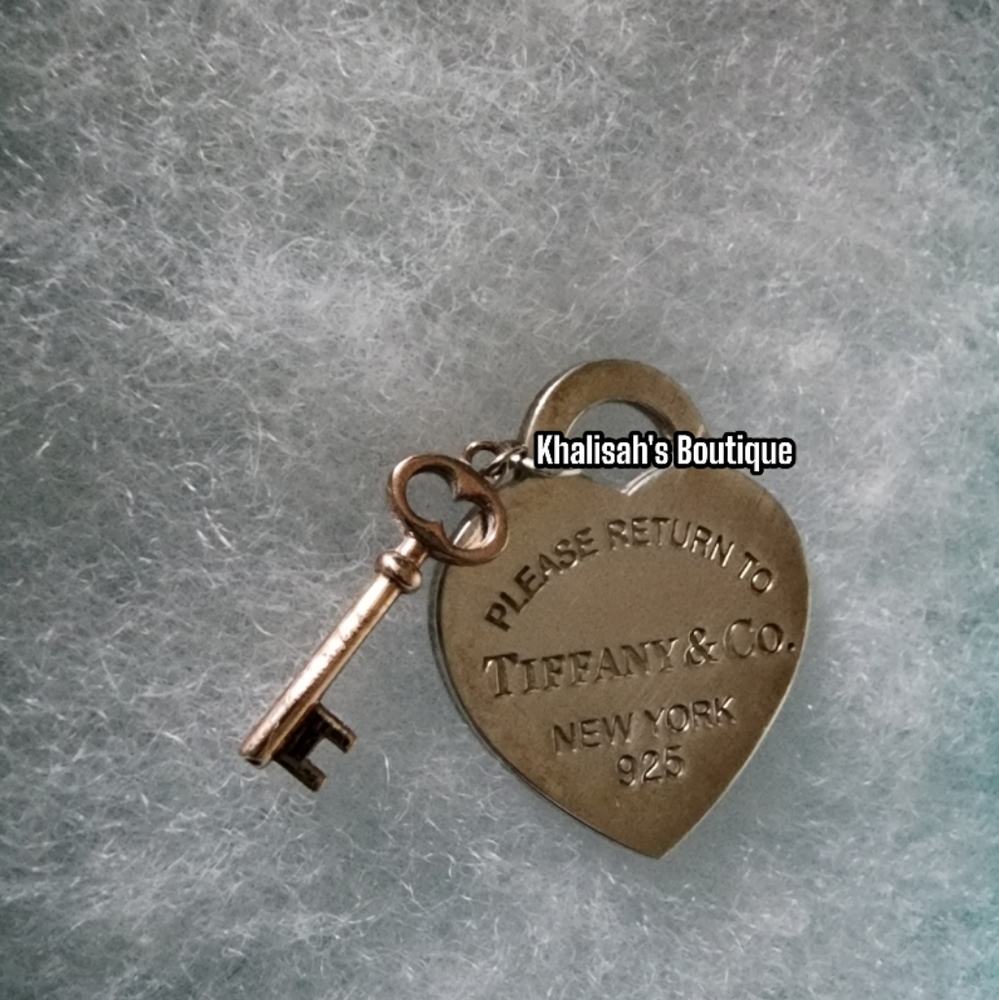 RARE! Return to Tiffany®Heart Tag Key Pendantin Silver and Rubedo® Metal, Medium - Picture 6 of 10